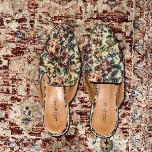 INDIGO RD Floral Hayze Womans Mule Embroidered Tapestry size 6